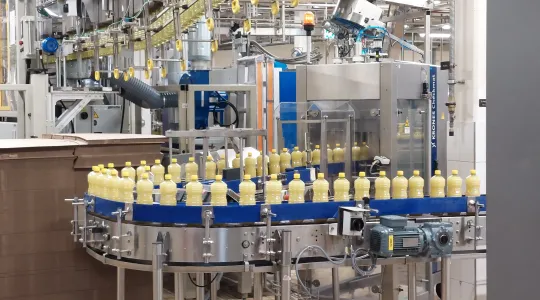 Das Bild zeigt eine Abfüllanlage eines Speiseölproduzenten