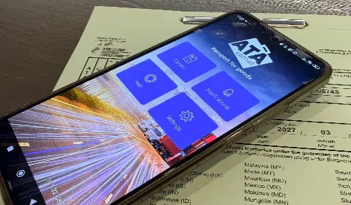 Carnet ATA-Dokument und Smartphone