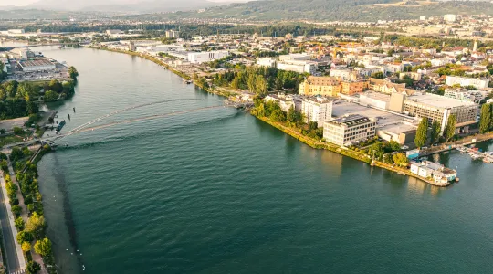 Luftaufnahme über Basel. Blick auf den Rhein beim Dreiländereck in Richtung Frankreich und Deutschland
