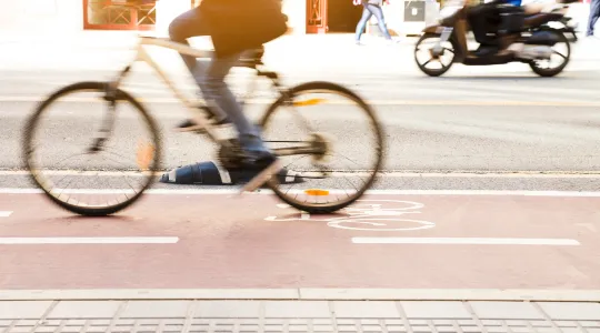 Fahrradfahrer im Vordergrund