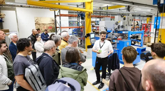 Besucher bei der Bertiebsführung bei der Firma Rauscher & Stoecklin AG