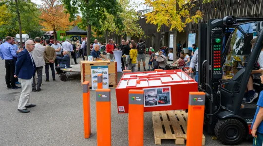 Besucher in der Staplerfahrer-Kabine beim Geschicklichkeitsspiel