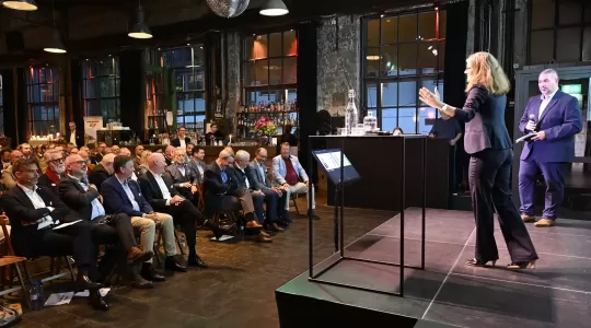 Das Bild zeigt das Publikum am Logistikcluster Region Base