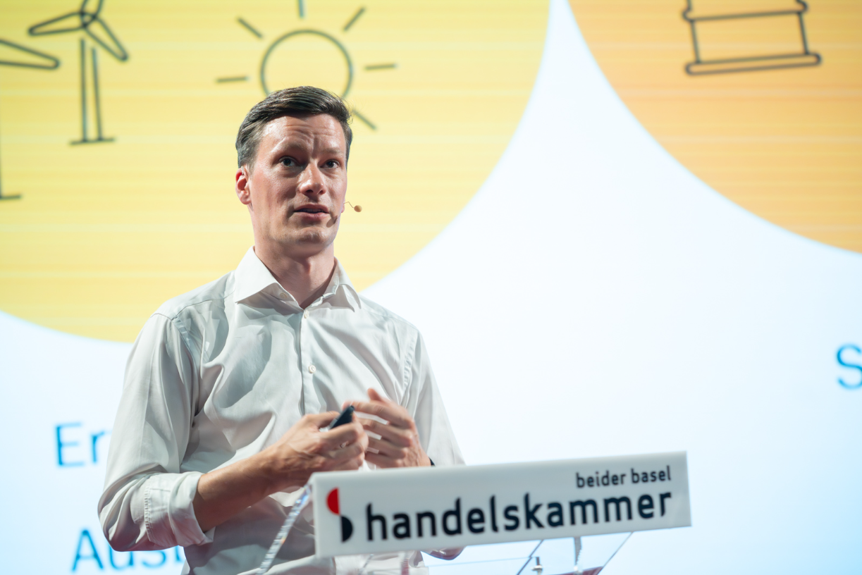 Referent Lukas Federer am Rednerpult