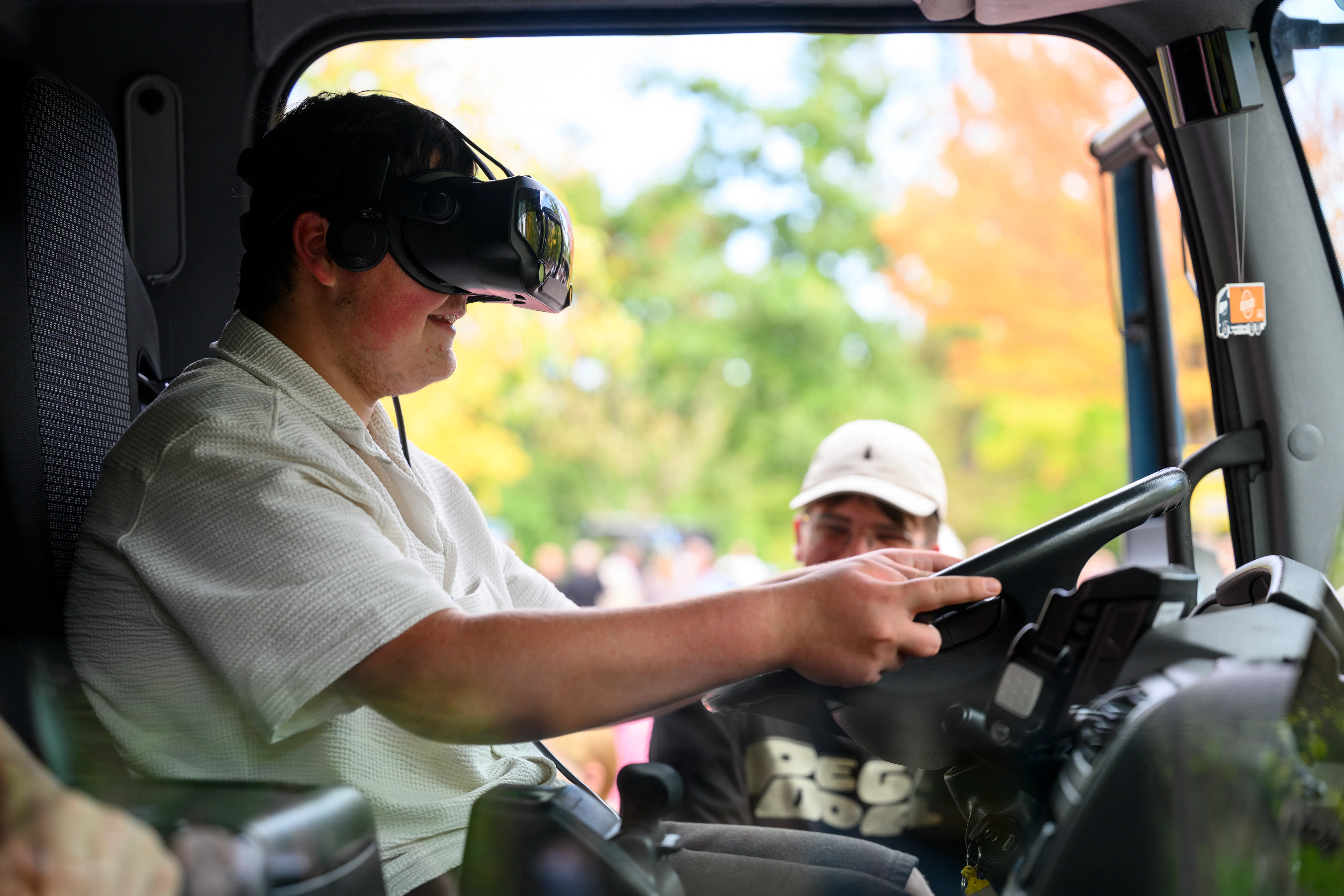 Besucher mit VR Brille in der LKW-Fahrerkabine