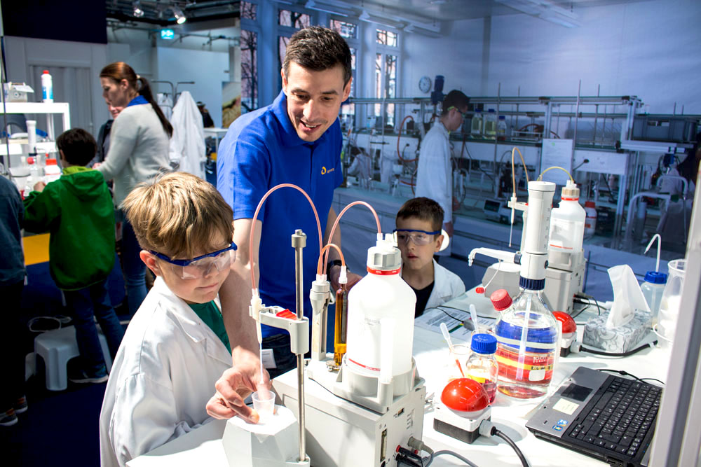 Kinder tüfteln im Labor