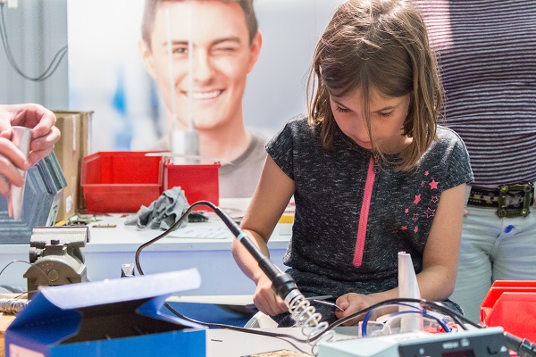 Mädchen beim Experimentieren