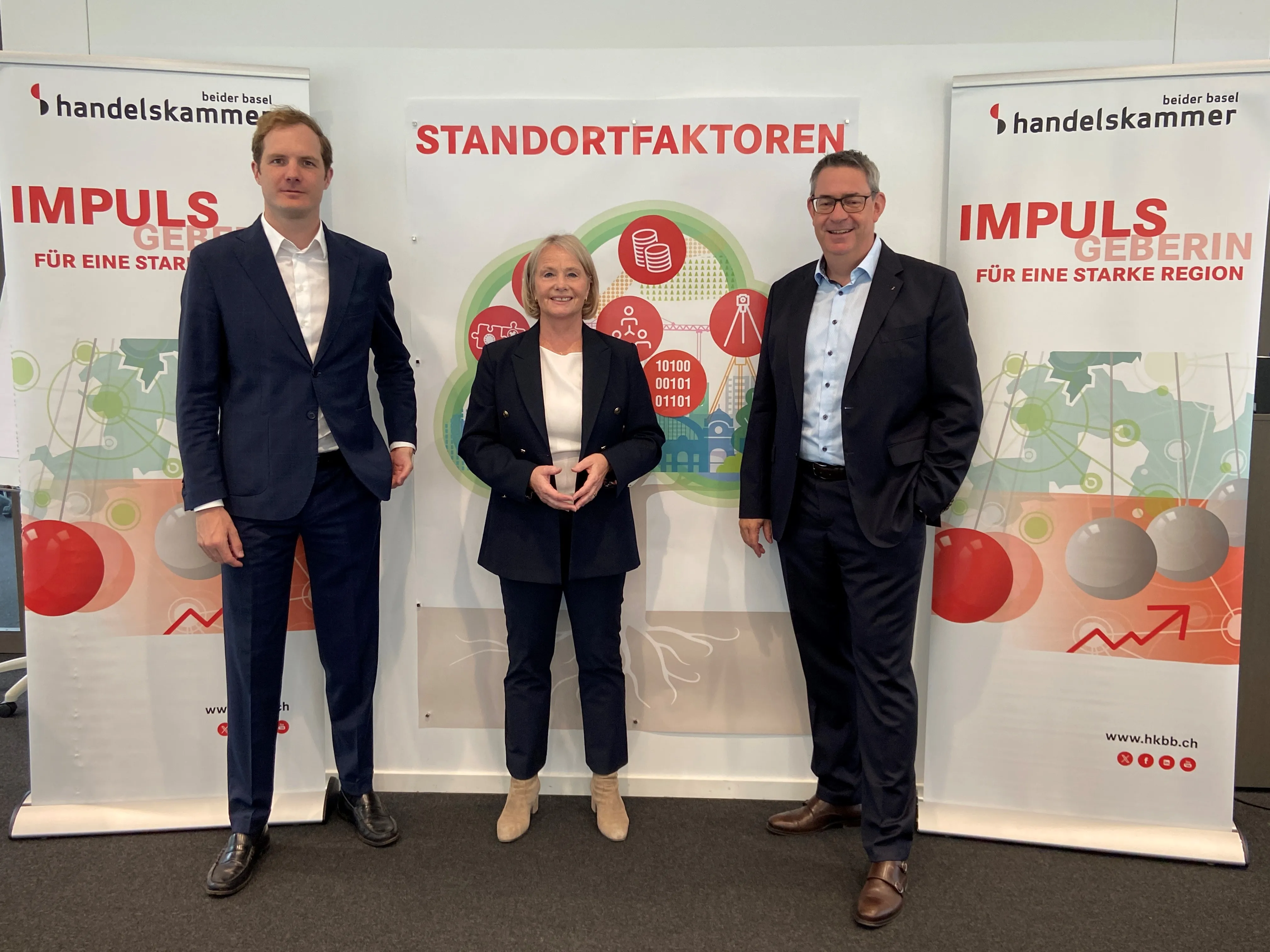 Handelskammer-Präsidentin Elisabeth Schneider-Schneiter erläuterte mit Direktor Martin Dätwyler und Michael Hug, Leiter Umwelt, Verkehr, Energie und Raumplanung, was die Wirtschaft in unsteten Zeiten, wie diesen braucht. 