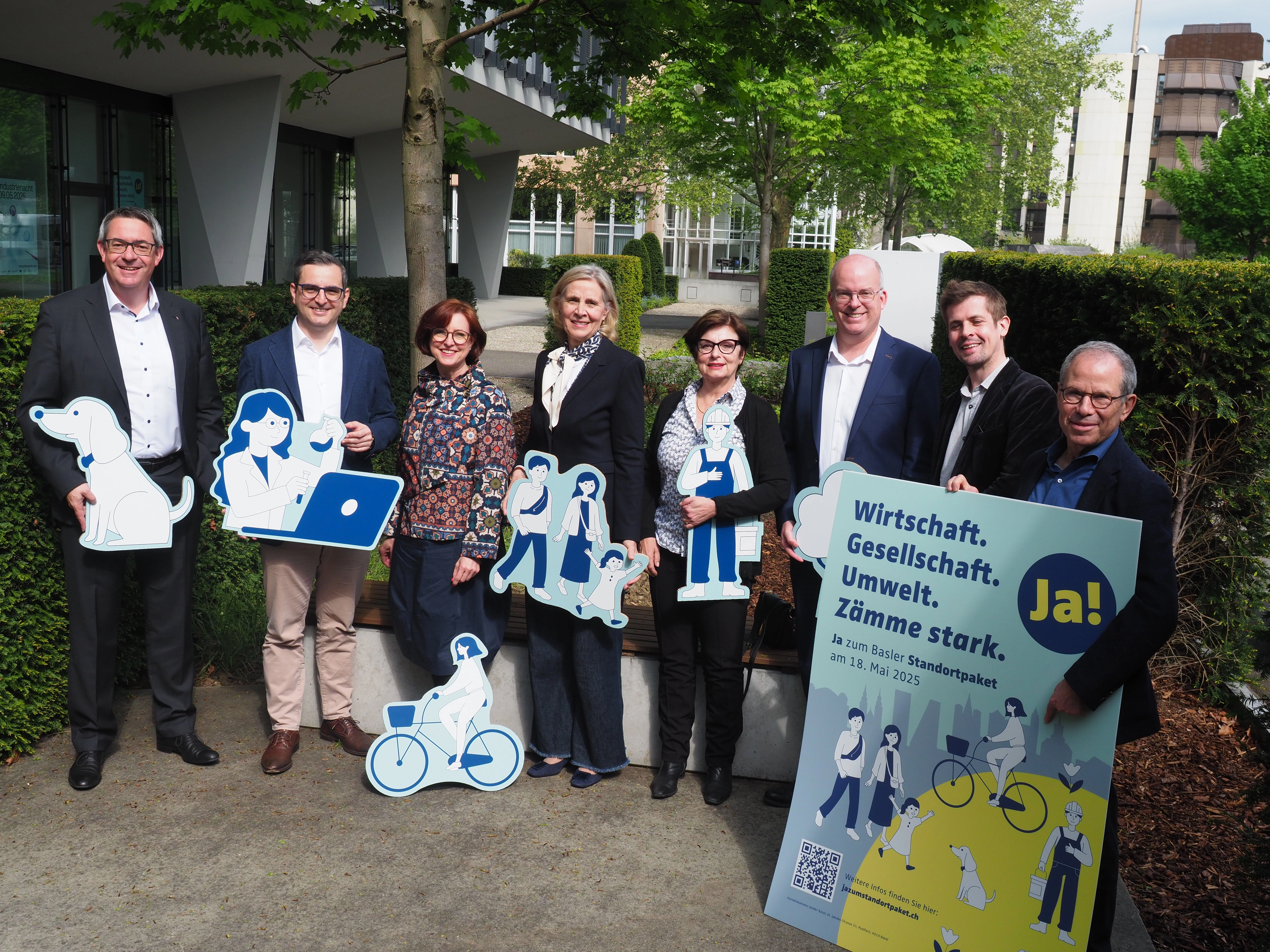 Das Basler Standortpaket ist breit abgestützt: Martin Dätwyler, Direktor der Handelskammer beider Basel, WAK-Mitglied und FDP-Grossrat Luca Urgese, Mitte- Grossrätin Andrea Knellwolf, Patricia von Falkenstein, Nationalrätin und Parteipräsidentin LDP, ehemalige Ständerätin Anita Fetz, SVP-Grossrat Lorenz Amiet, GLP-Grossrat Tobias Christ und Unternehmer Daniel Wiener. Gruppenfoto mit teilnehmenden der Medienkonferenz.