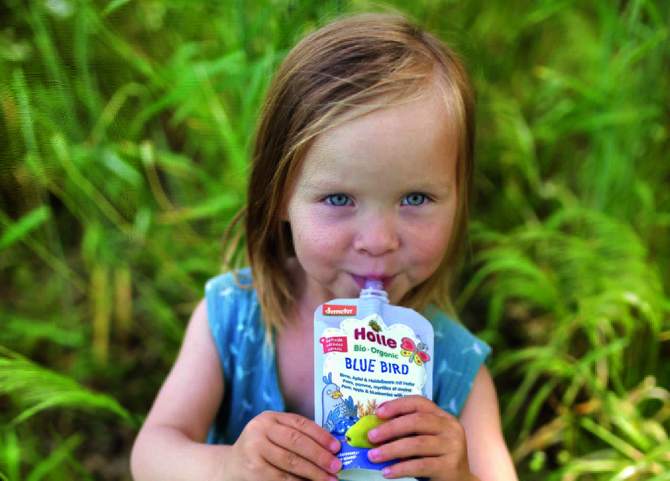 Kind trinkt aus Saftflasche Kind trinkt aus Saftflasche