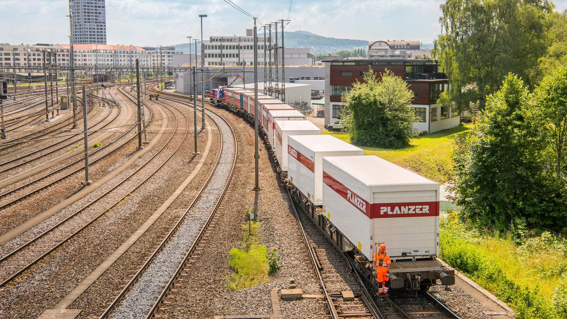 Bahnhof mit Güterzug