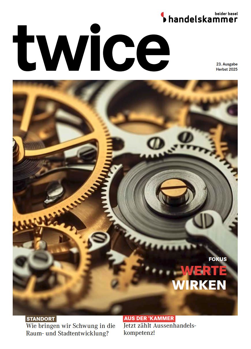 twice Frühjahrsausgabe 2025 Cover des Magazins twice mit Ameisen, die ein Blatt gemeinsam tragen.