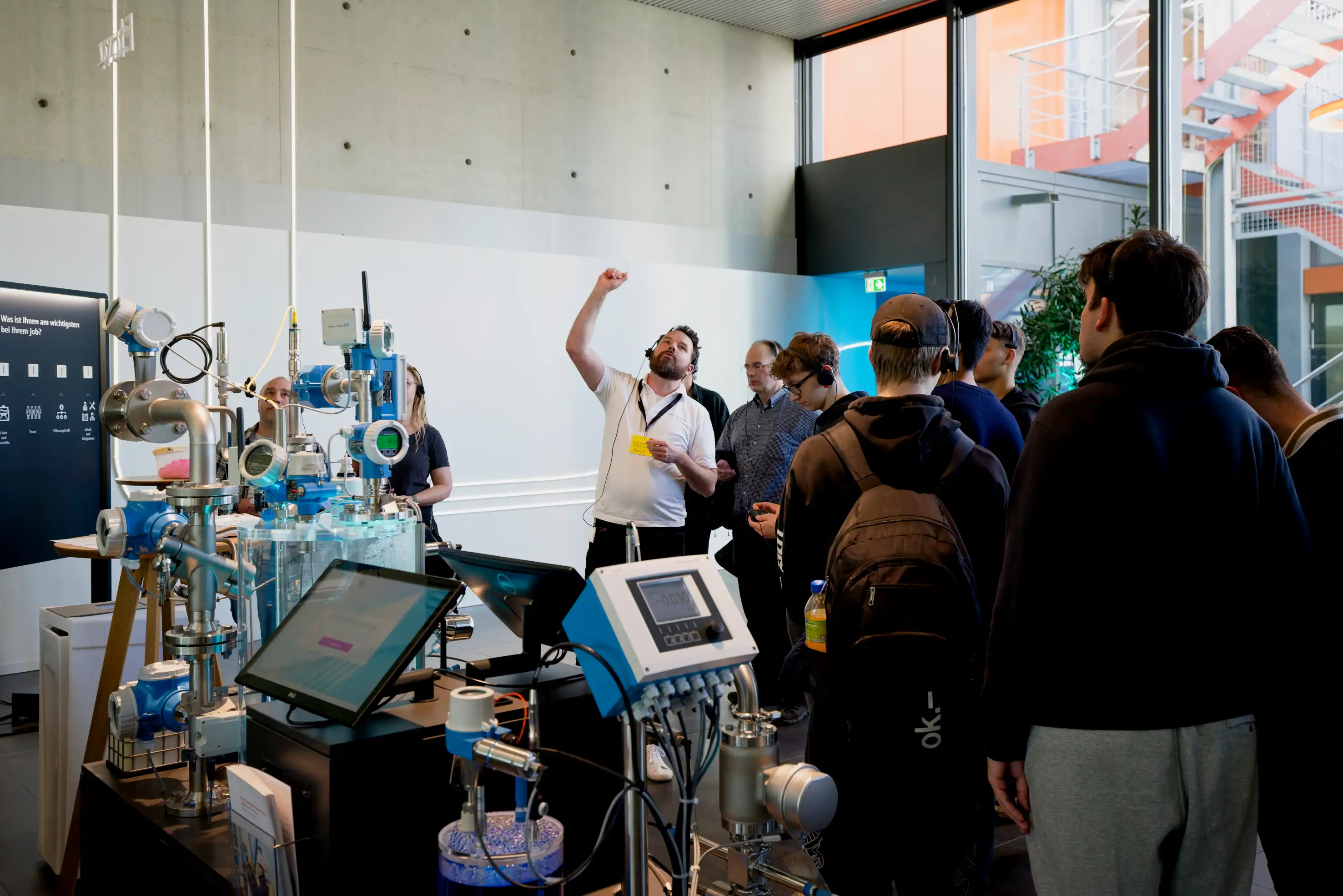 Das Bild zeigt Besucher an der Industrienacht bei einer Führung durch ein Technologieunternehmen