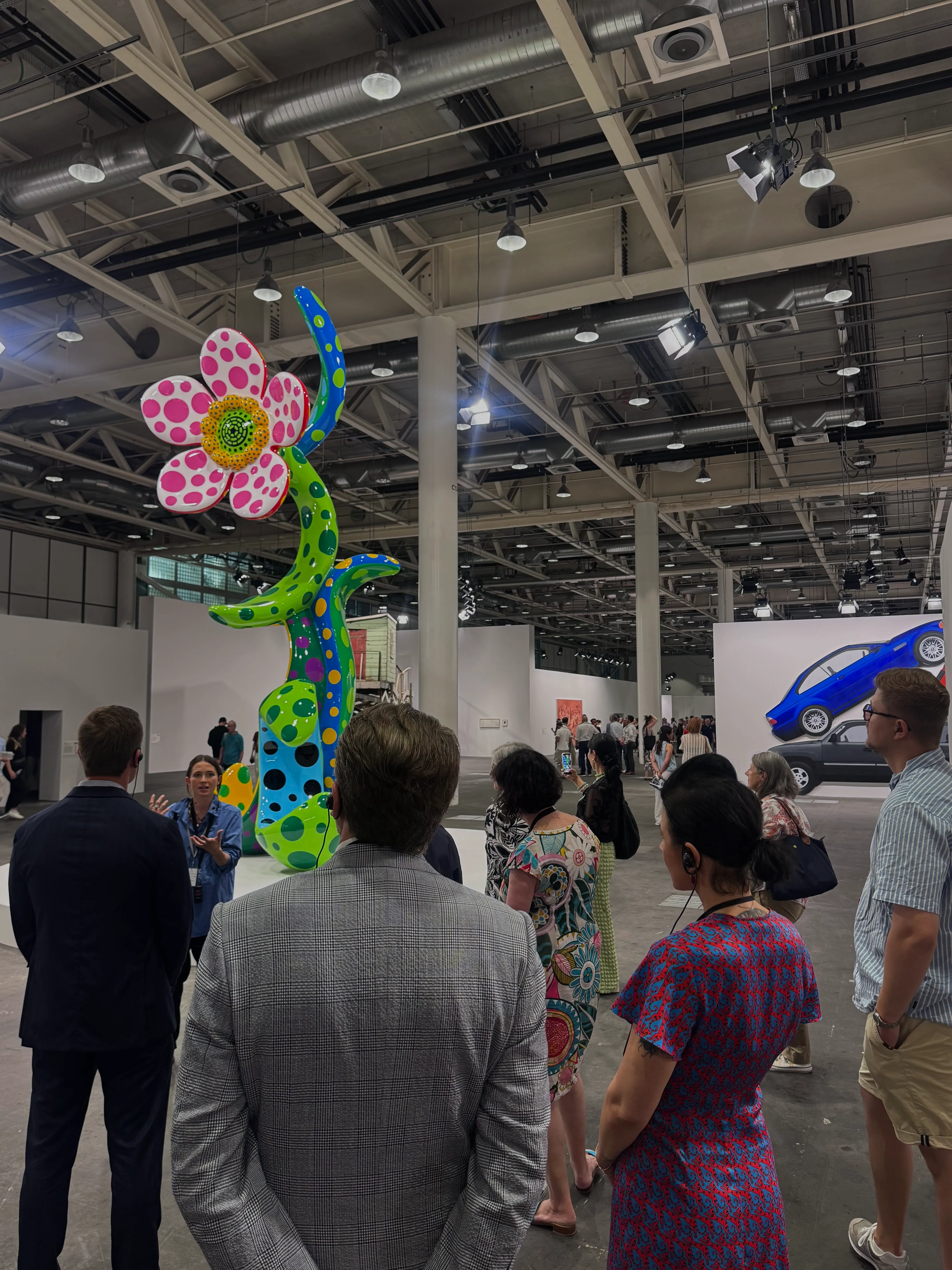Besucher Art Unlimited bewundern ein Werk von Yayoi Kusama