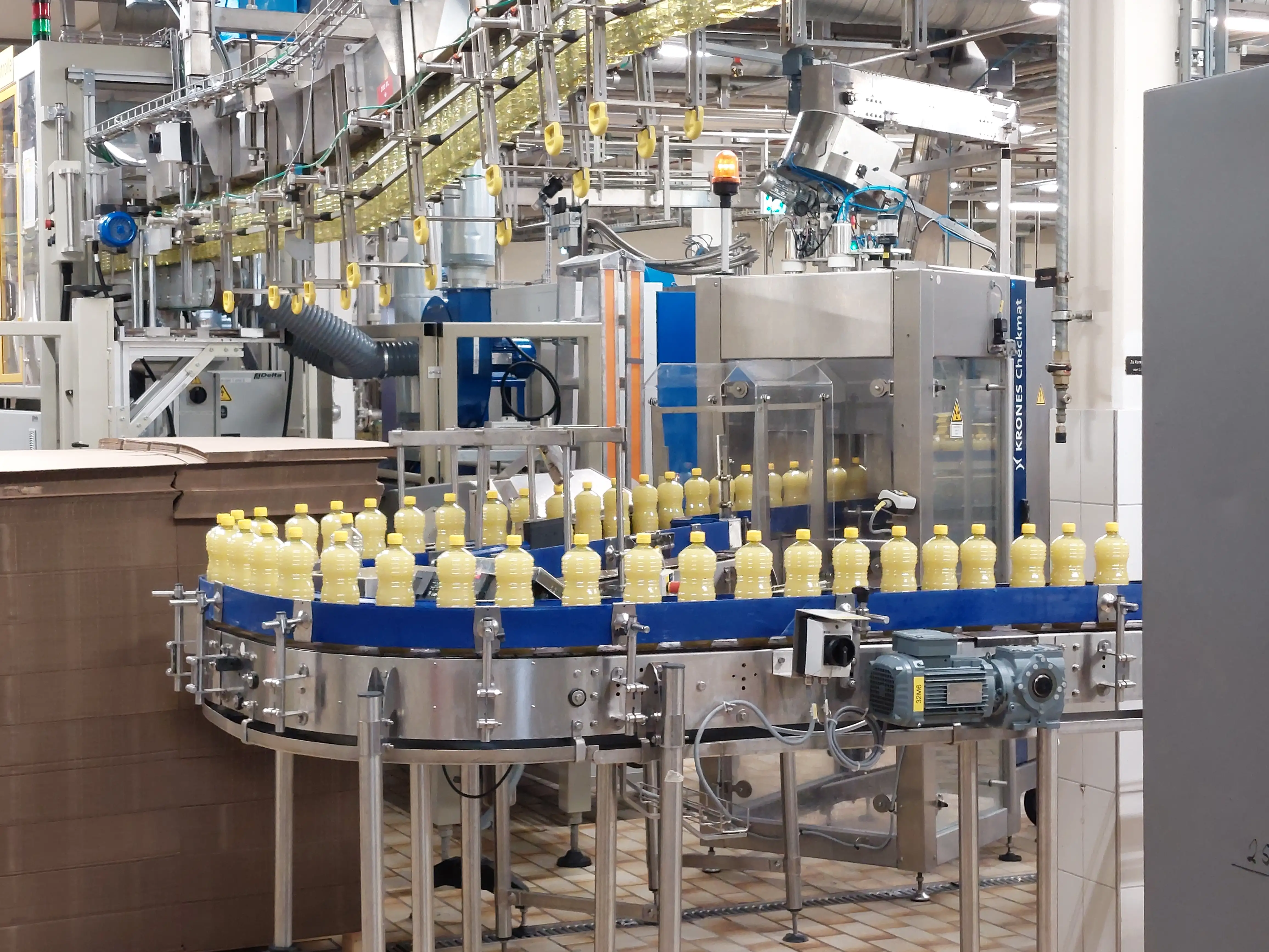 Das Bild zeigt eine Abfüllanlage eines Speiseölproduzenten