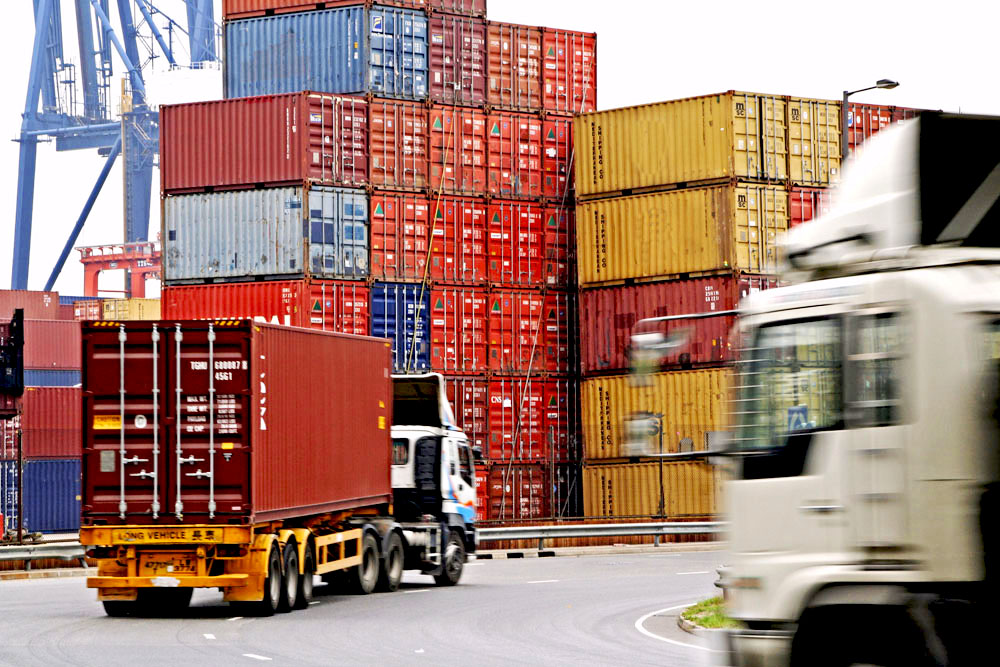 Export & Import LKW fahren auf einen Containerterminal