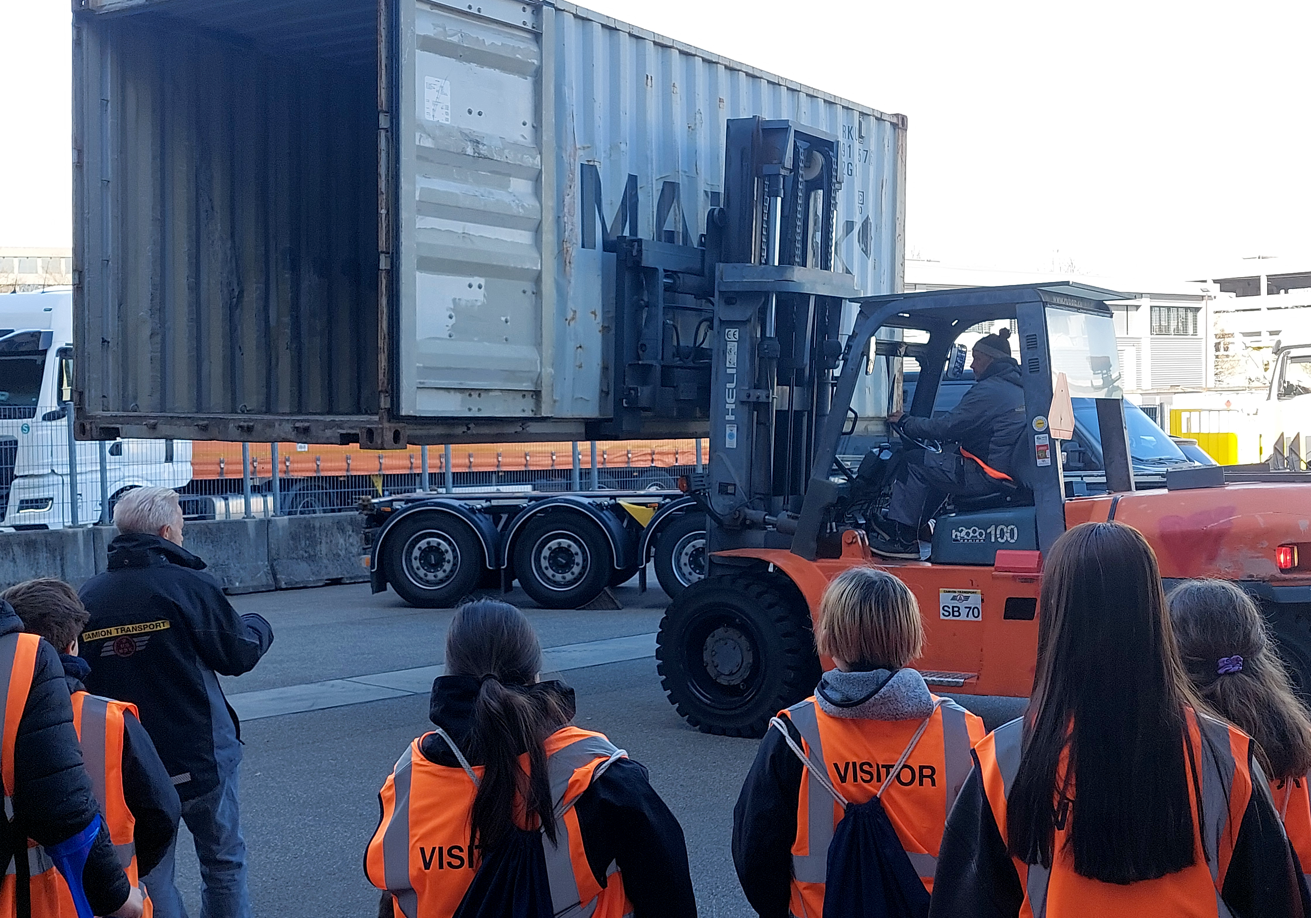 Bild zeigt Kinder vor einem Frachtcontainer