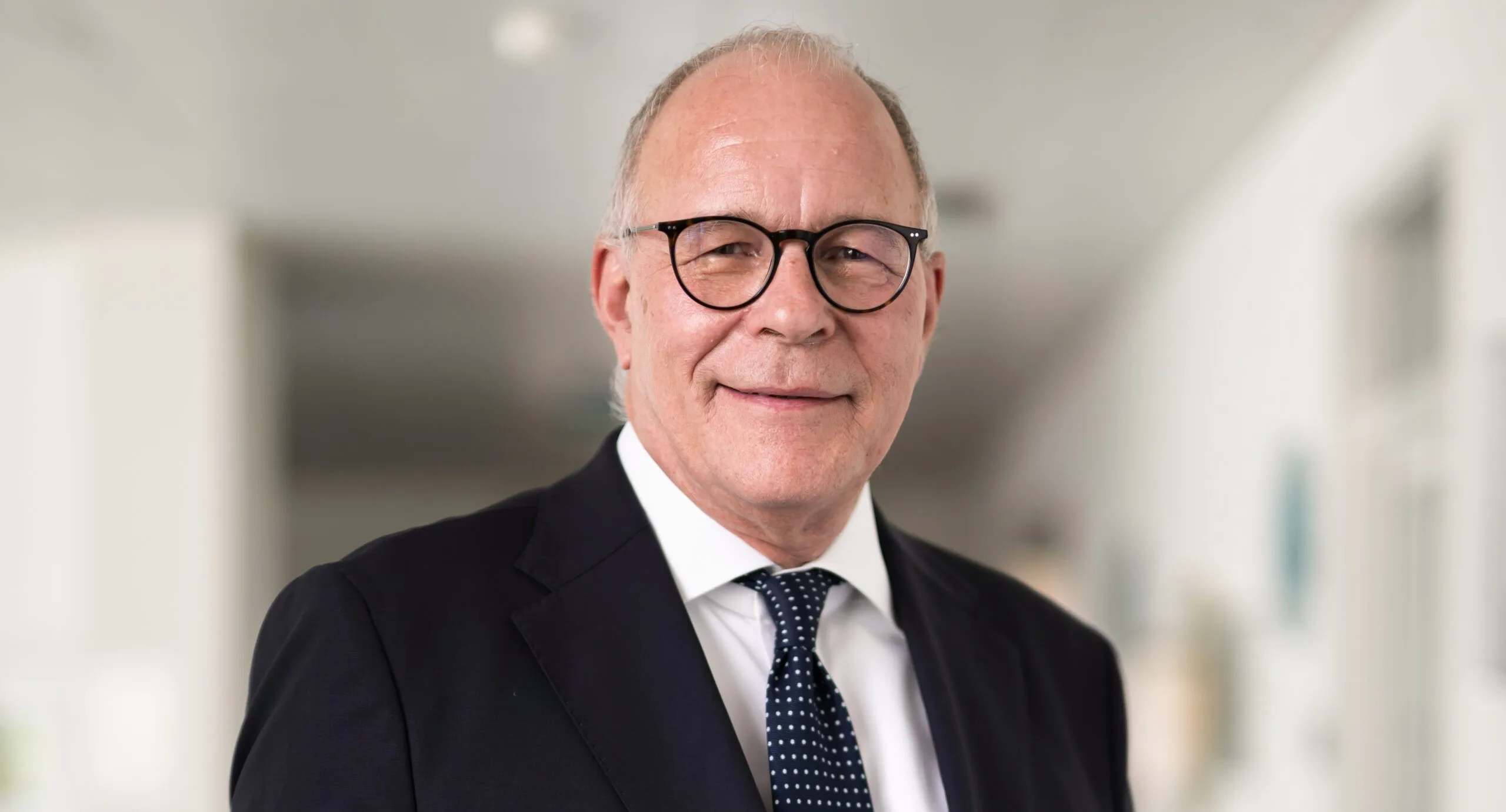 Das Bild zeigt Dr. Boris Zürcher