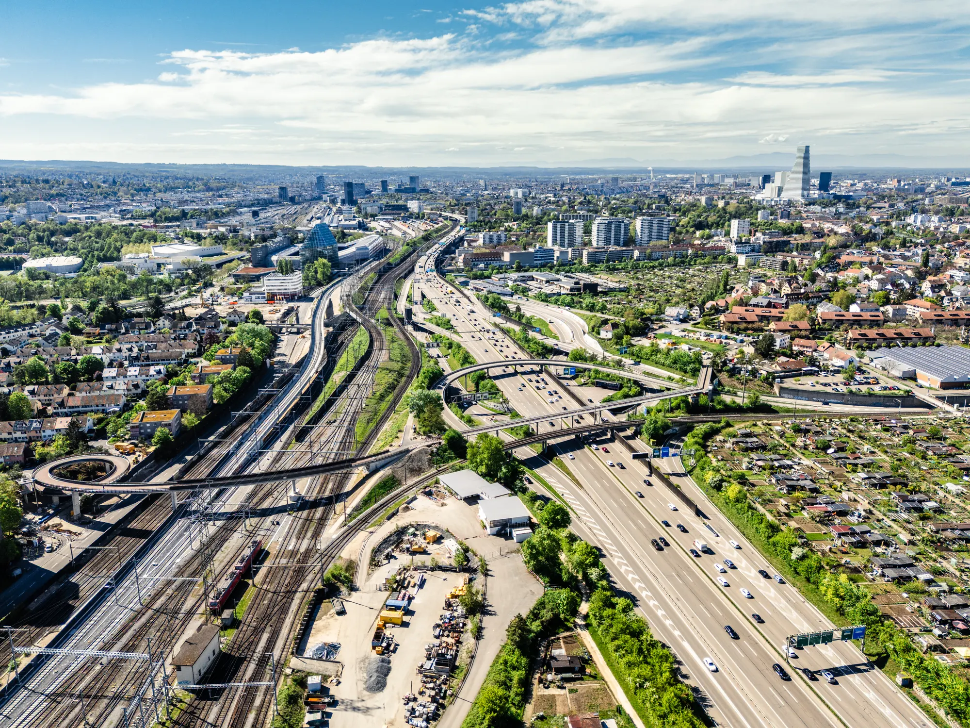 Blick auf Basel, im Vordergrund die Autobahn und Zuggleise