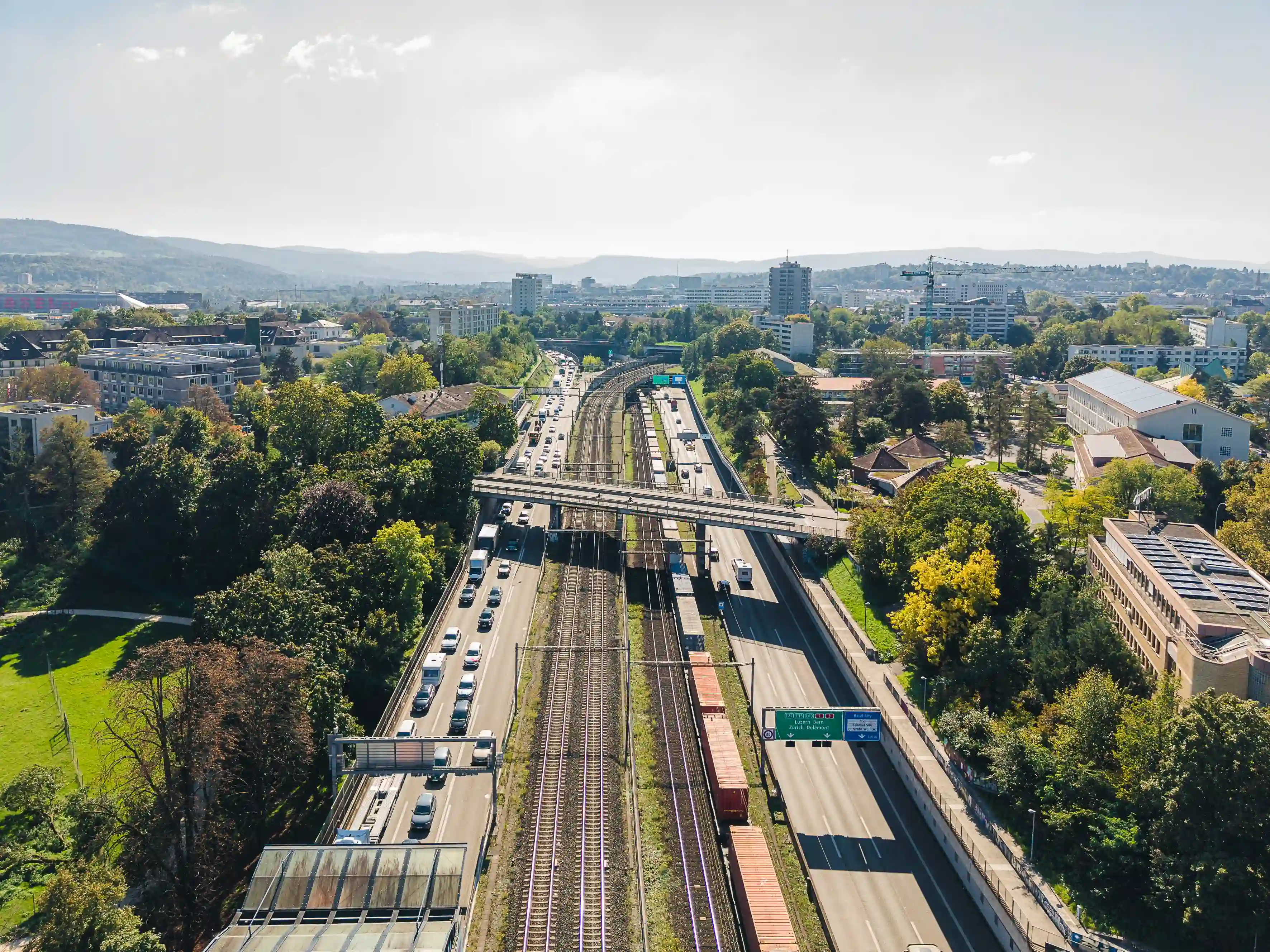 Verkehr Basel '45 Blick auf den Autobahnabschnitt Osttangente bei Basel mit Stau