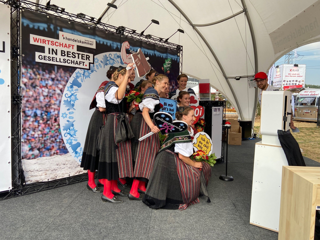 Personen machen vor Fotowand ein Foto. Personen machen vor Fotowand ein Foto.