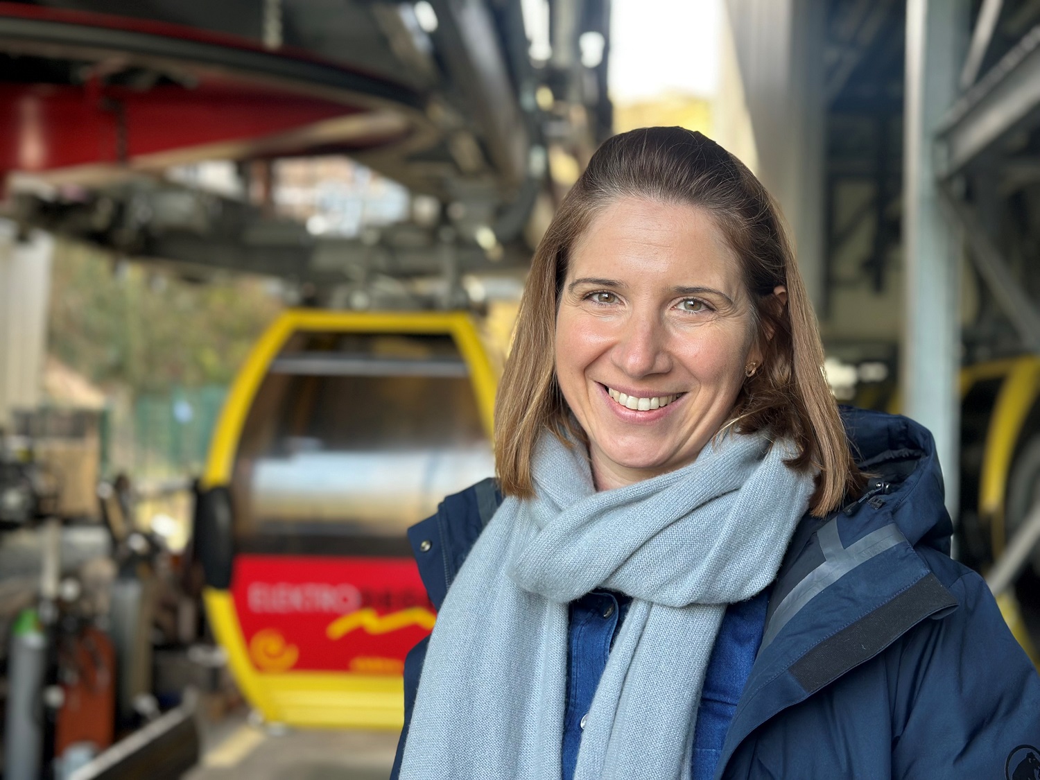 Dieses Bild zeigt Letizia Elia, CEO Basel Tourismus vor der Wasserfallenbahn in Reigoldswil