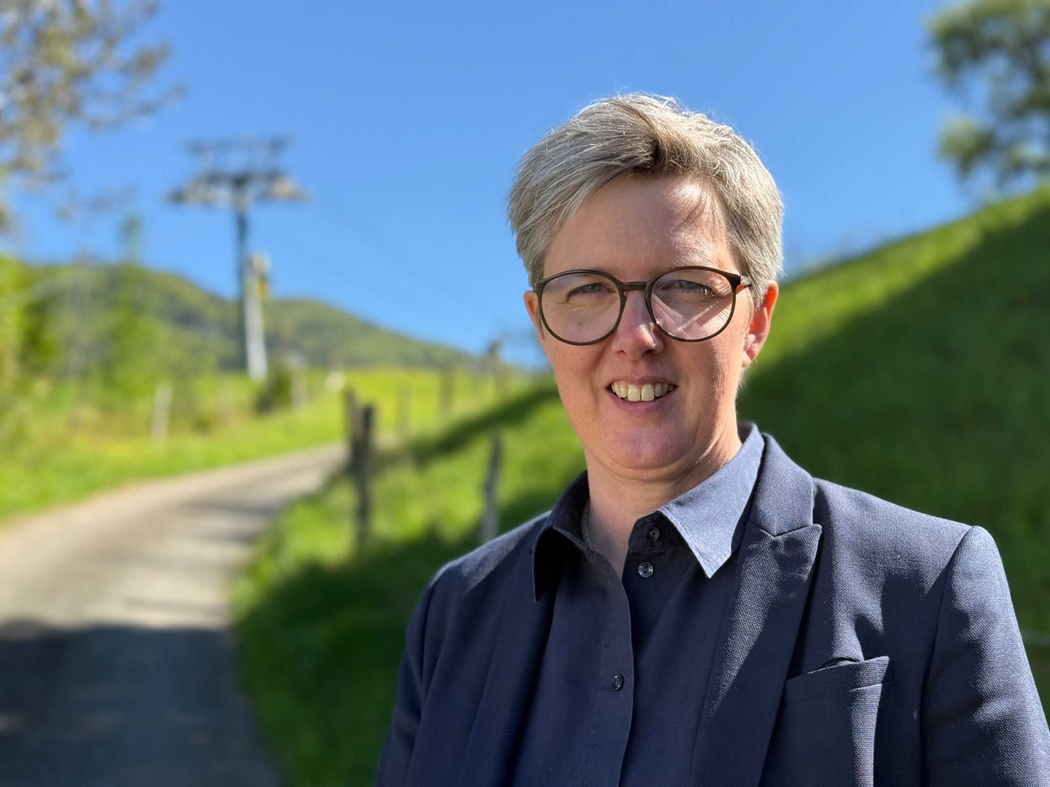 Anette Rapp vor blauem Himmel